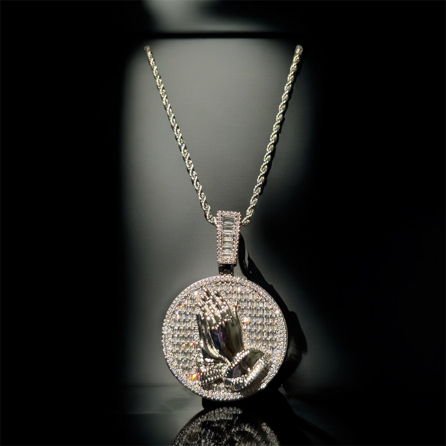 Placa Manos Rezando Silver + Soga