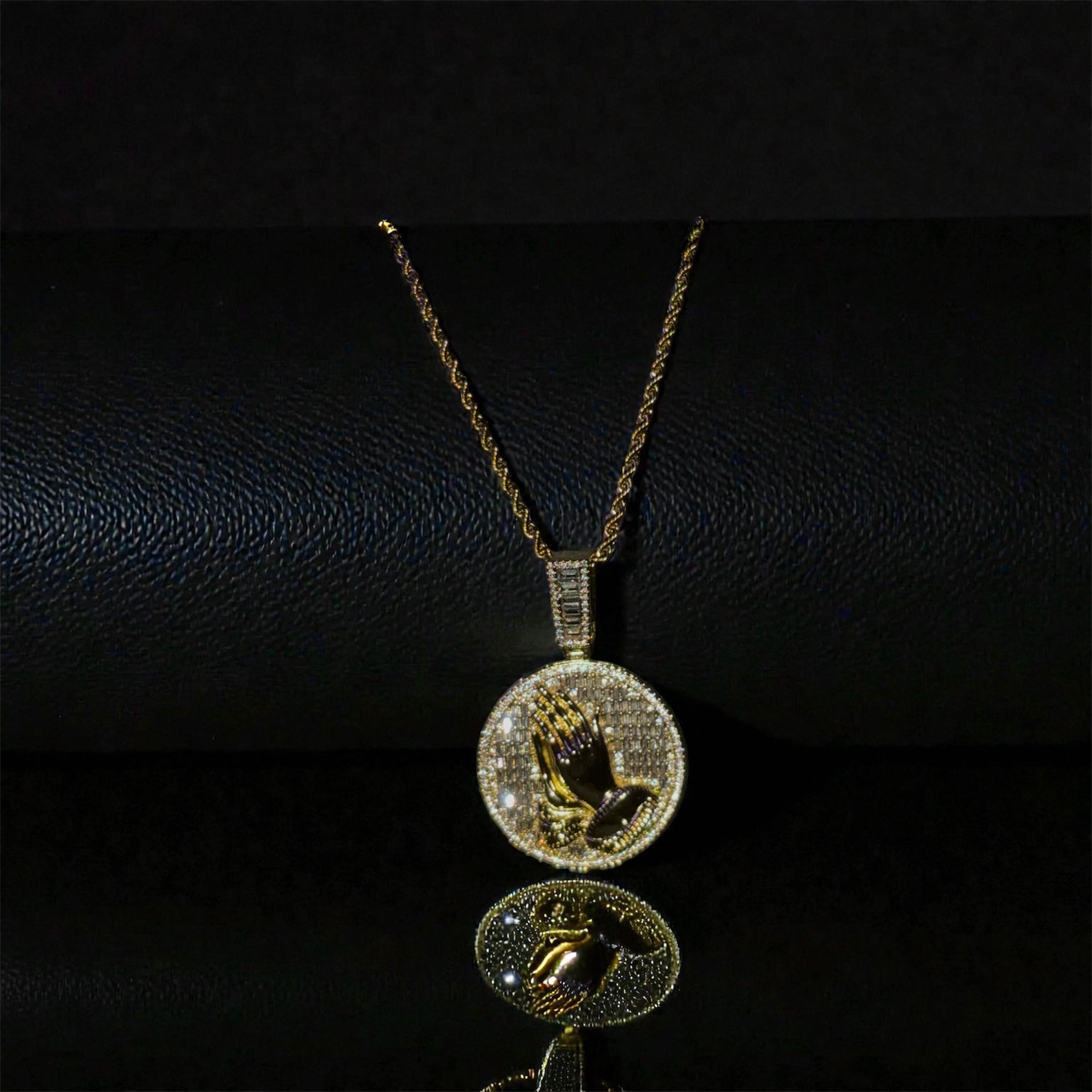 Placa Manos Rezando Oro + Soga